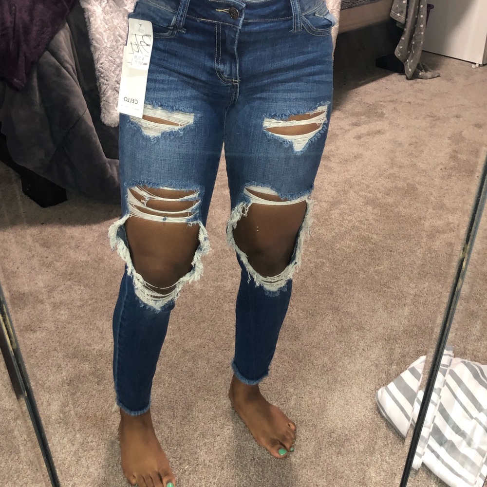 Fashion nova low rise, ankle jeans . Distressed !